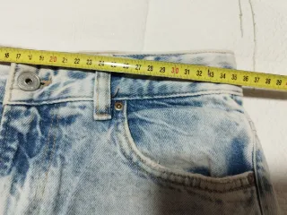 Pantalón vaquero ancho deshilachado.