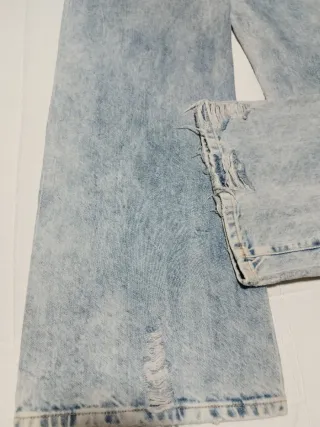 Pantalón vaquero ancho deshilachado.
