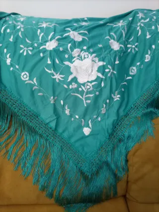 Mantón Flamenco Bordado Teal y Blanco