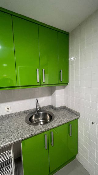 Muebles de cocina verdes y grises