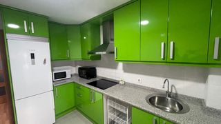 Muebles de cocina verdes y grises