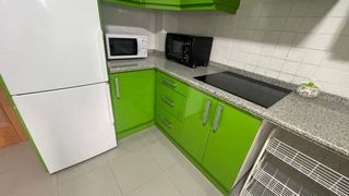 Muebles de cocina verdes y grises