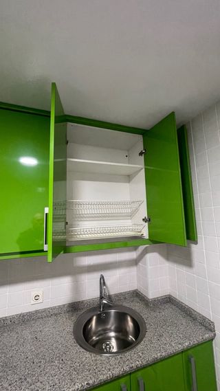 Muebles de cocina verdes y grises