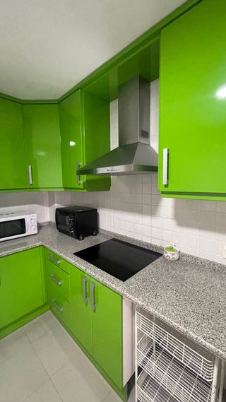 Muebles de cocina verdes y grises