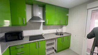 Muebles de cocina verdes y grises