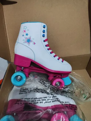 Patines de 4 ruedas blancos y rosas