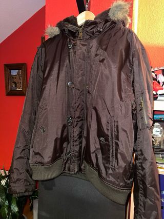 Chaqueta Treenka marrón con capucha