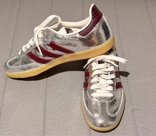 Adidas Samba OG plateadas y granate