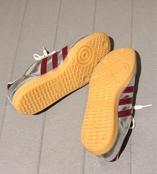 Adidas Samba OG plateadas y granate