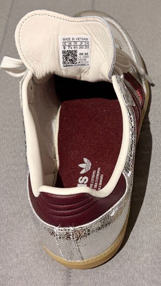 Adidas Samba OG plateadas y granate