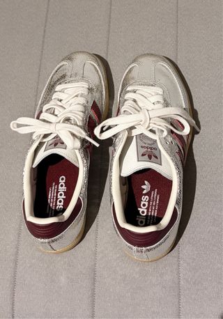 Adidas Samba OG plateadas y granate