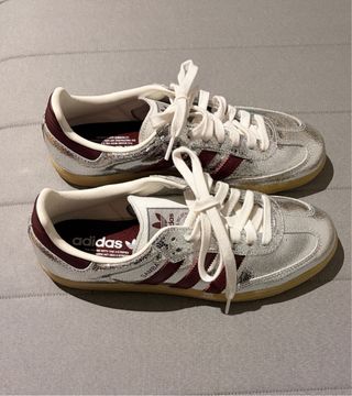 Adidas Samba OG plateadas y granate
