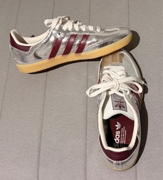 Adidas Samba OG plateadas y granate