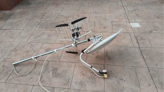 Antena TV y Parabólica Plata/Blanca