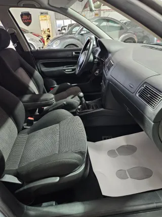 Volkswagen Golf 1.6 gasolina,solo 66.000k,1 dueño.