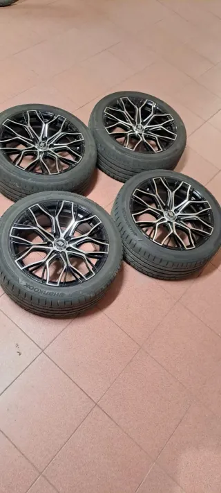 4 Llantas de aluminio con neumáticos.