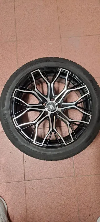 4 Llantas de aluminio con neumáticos.