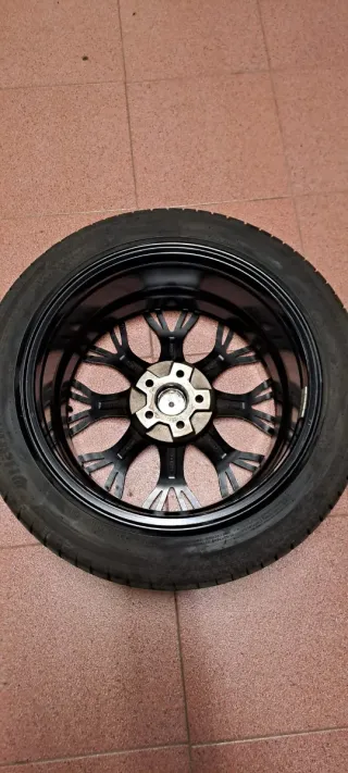 4 Llantas de aluminio con neumáticos.