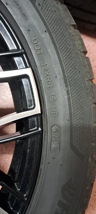 4 Llantas de aluminio con neumáticos.