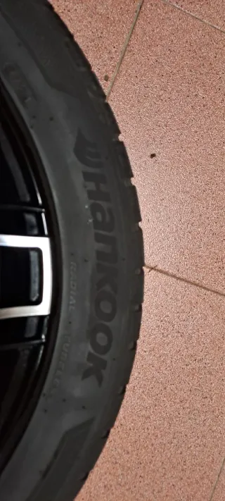 4 Llantas de aluminio con neumáticos.