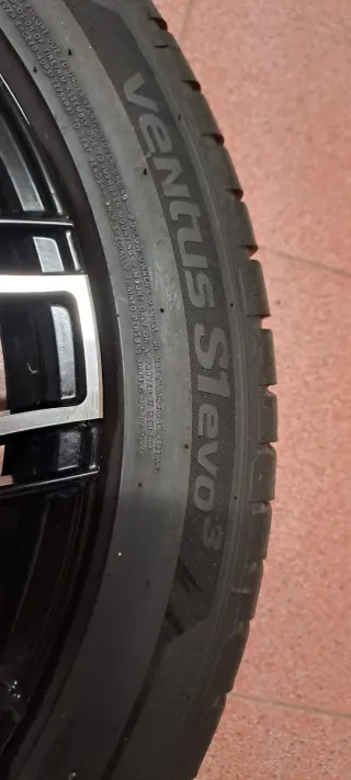 4 Llantas de aluminio con neumáticos.