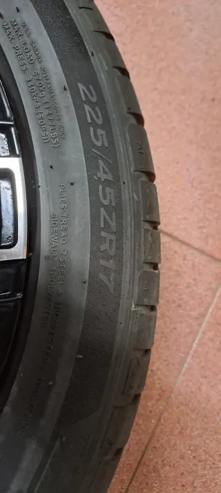 4 Llantas de aluminio con neumáticos.