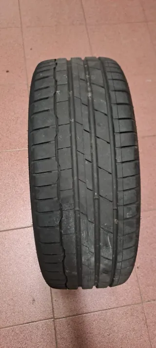 4 Llantas de aluminio con neumáticos.