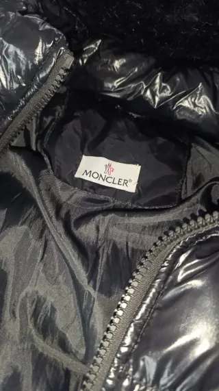 Chaqueta Moncler Negro brillante con capucha.
