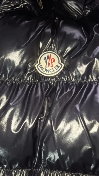 Chaqueta Moncler Negro brillante con capucha.