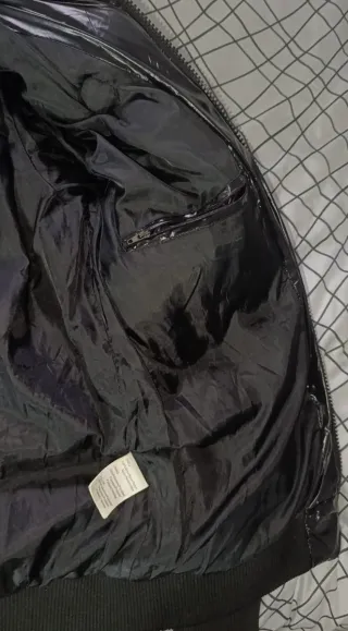 Chaqueta Moncler Negro brillante con capucha.