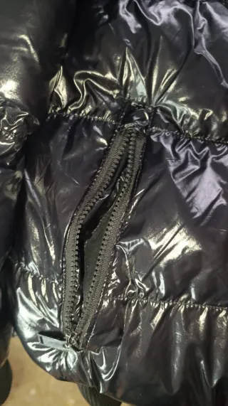 Chaqueta Moncler Negro brillante con capucha.