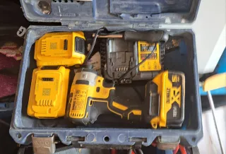 Taladro de impacto DeWalt con 4 baterías