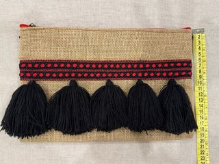 Bolso de mano de yute con borlones negros