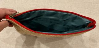 Bolso de mano de yute con borlones negros