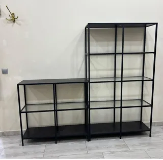 Estanterías metálicas con baldas de cristal.