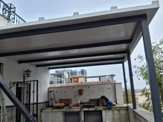 Fabricación y montaje de panel sándwich