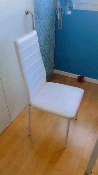 Mesa de cristal y metal