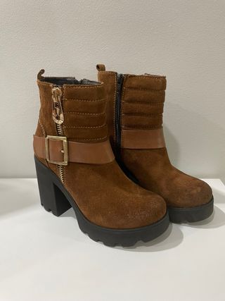 Botas de camurça castanhas com fecho e fivela