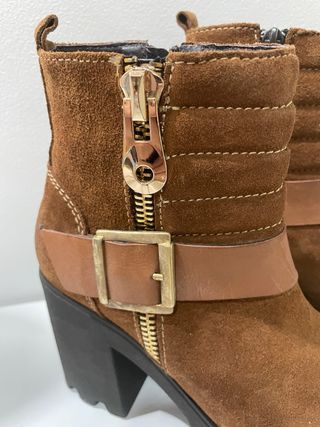 Botas de camurça castanhas com fecho e fivela