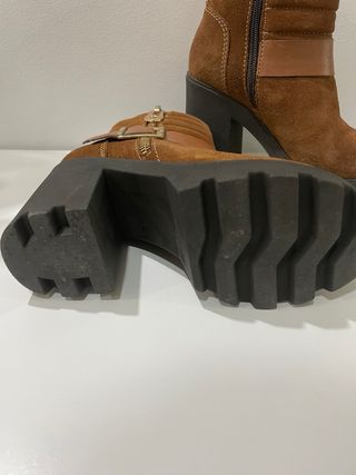 Botas de camurça castanhas com fecho e fivela