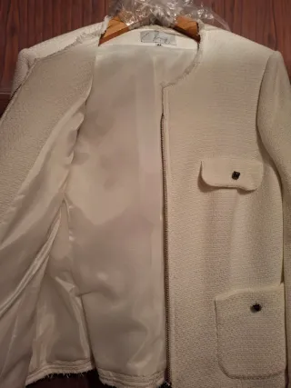 Chaqueta beige mujer cremallera bolsillos