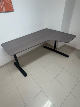 Mesa de oficina angular gris y negra