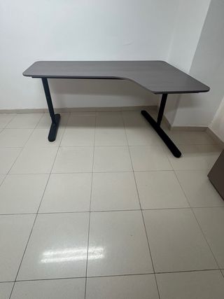 Mesa de oficina angular gris y negra