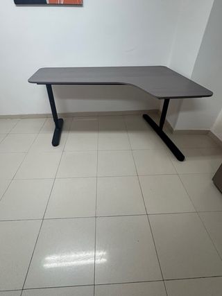 Mesa de oficina angular gris y negra