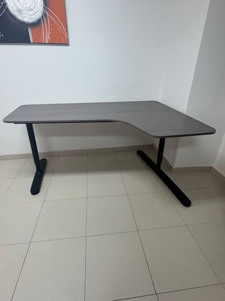 Mesa de oficina angular gris y negra