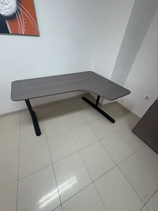 Mesa de oficina angular gris y negra