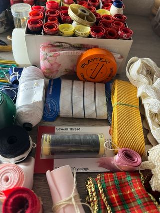 Vasto assortimento materiale cucito