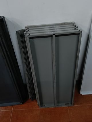 Estantería metálica gris
