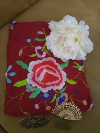 Mantón Flamenco Bordado, flor, peina y broche