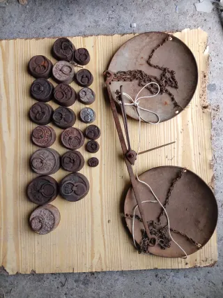 Báscula antigua con pesas